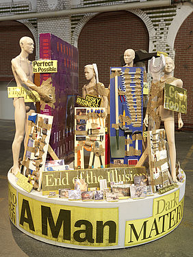 Thomas Hirschhorn: Tool Family, 2007. Wood, cardboard, board of agglomerate, models, brown and transparent adhesive tape, various tools, tools enlarged, book enlarged, foil of yellow transparent sheet, prints, integrated text, 290 x 290 x 290 cm. Courtesy des Künstlers und ARNDT Berlin. Foto: Bernd Borchardt. © VBK Wien, 2011/2012.