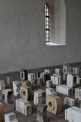 Raffael Rheinsberg, Die Antike kennt uns nicht, 1999. Installationsansicht Kunstmuseum Magdeburg. © VBK Wien, 2013. Foto: Hans-Wulf Kunze
