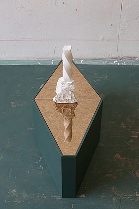 Luisa Kasalicky, Ohne Titel, 2012 Gips, Ytong, Holz, Spiegelglas 2-teilig, 26 x 68 x 32 cm, 26 x 10 x 11,5 cm, gesamt 52 x 68 x 32 cm; Courtesy: MMKK