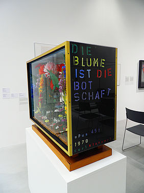 Curt Stenvert: Die Blume ist die Botschaft (Ausstellungsansicht). Foto: Autorin.