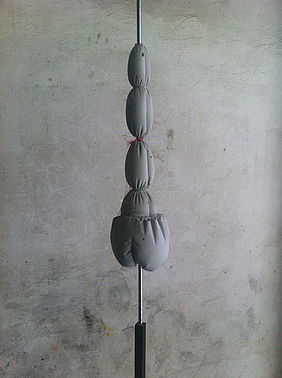 Anne Schneider: Ohne Titel, 2010; Beton, Metall, Nylonfaden; 238 x 15 x 13 cm. Courtesy Christine König Galerie, Wien