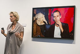 Kuratorin Gabriele Schor vor einem Werk von Nan Goldin; Foto: Andreas Semerad