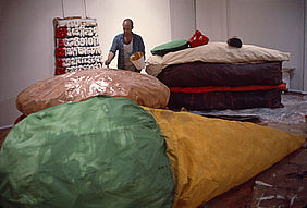 Claes Oldenburg bei der Vorbereitung zur Ausstellung “Claes Oldenburg” in der Green Gallery, New York, September 1962 Photo © Robert R. McElroy/Licensed by VAGA, New York, NY