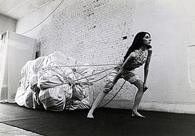 Christo: Wedding Dress, 1967. Courtesy: Christo und Jeanne-Claude, New York, im Besitz des Künstlers. Installation, 137 x 432 x 145 cm. © Christo.