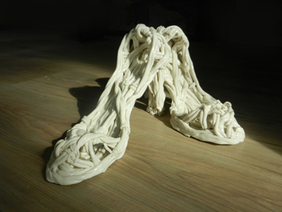 Lei Xue: Tanzschuhe, 2013; Courtesy Galerie Hubert Winter.