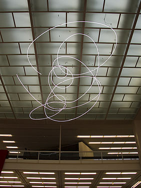 Lucio Fontana: Struttura al neon per la IX Triennale di Milano, 1951/2011 (Neonröhren). Courtesy Fondazione Lucio Fontana, Mailand.