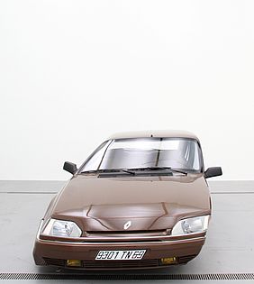 Erwin Wurm: Renault 25/1991 in der Ausstellung CAR CULTURE im LENTOS, Foto: maschekS.